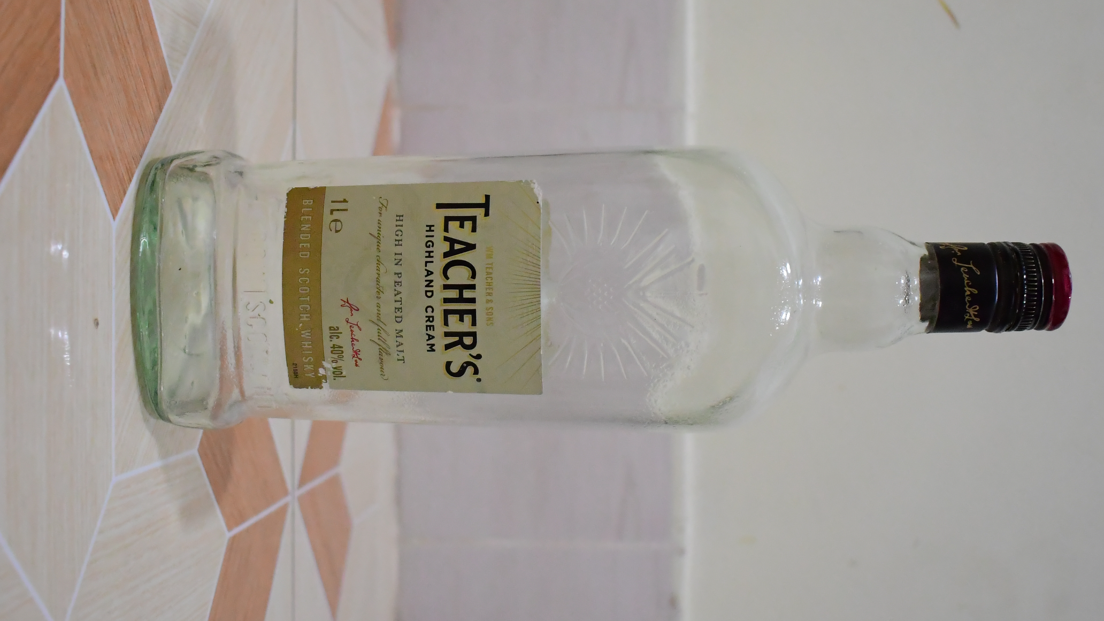উচ্চ মানের স্টাইলিশ খালি বোতল ১০০০ মিলি (Teacher's whisky)